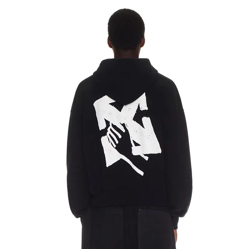 ♻️💯Reference model picture for the upper body❤️The top tested version 23SSOFF WHITE OW holding the earth arrow in the back holding the arrow in the back pure cotton loose loose male and female couple celebrity short-sleeved T-shirt The back and chest printing adopts high-coverage screen printing technology, and the glue is imported. The scraped printing is smooth and delicate. The front sub-print adopts cracked anti-counterfeiting identification details, and the breaking points are 100% aligned! The fabric is made of 420g double yarn terry plain cotton fabric, which has a smooth skin feel. Size: XS-L Color: Black P:410